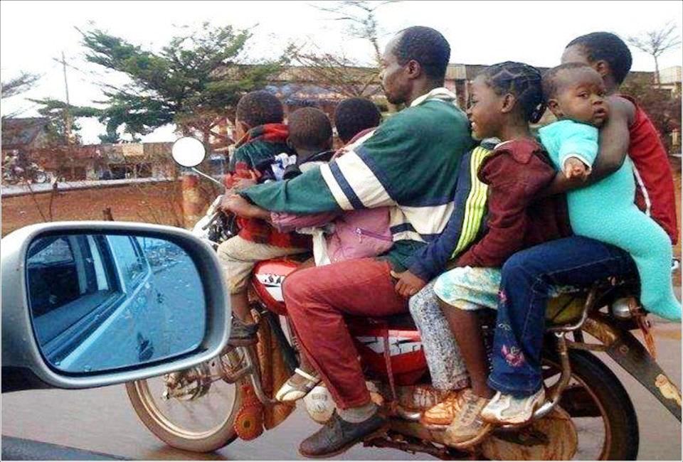 Cati oameni pot incapea pe o motocicleta?