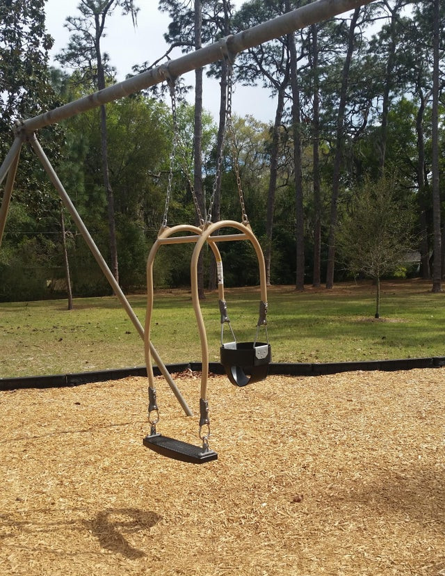 Un leagan care a fost facut astfel incat parintele si copilul sa il foloseasca impreuna