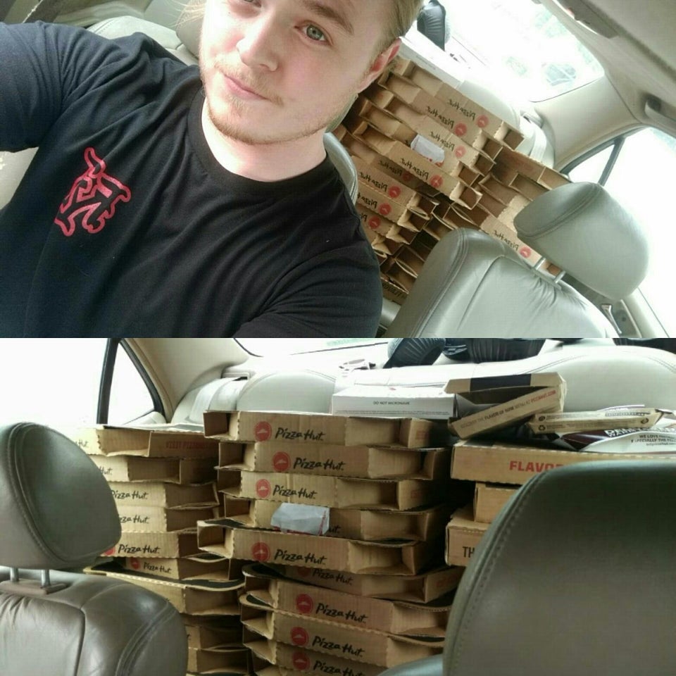 Cate cutii de pizza mai intra oare in masina?