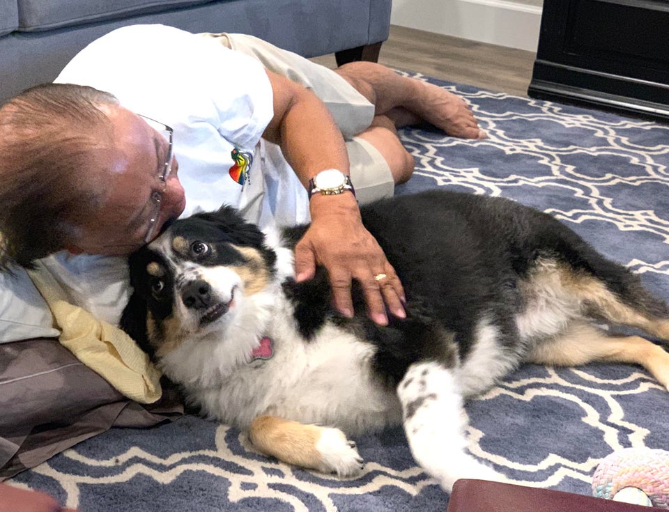 Socrul lor se autoinvita la ei acasa doar pentru a sta cu catelusa