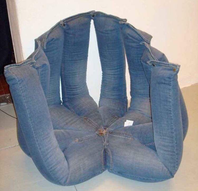 Un scaun facut din jeansi