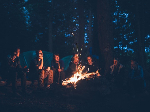 Aprinde focul cu ajutorul baconului