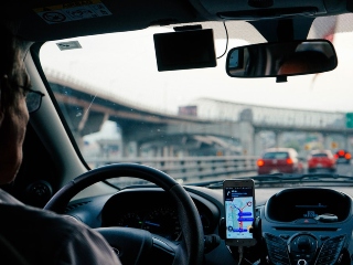 Uber, o alternativa la taxi