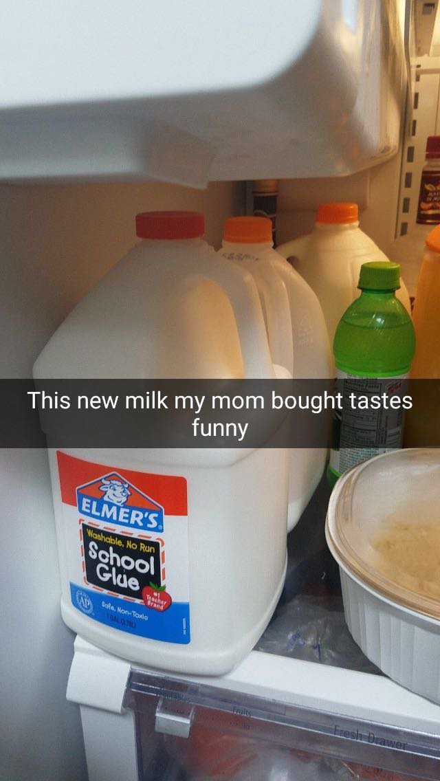 A crezut ca a cumparat lapte, dar de fapt era lipici
