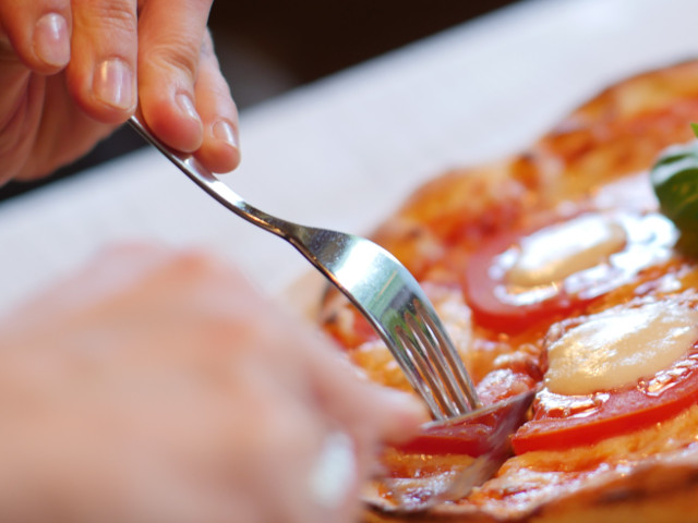 Taie mancarea in bucati mici