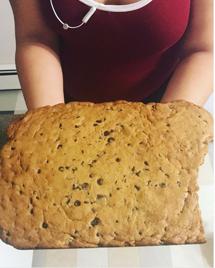 I-a spus nepoatei sale ca poate manca doar un biscuit, asa ca ea a gatit unul gigant: