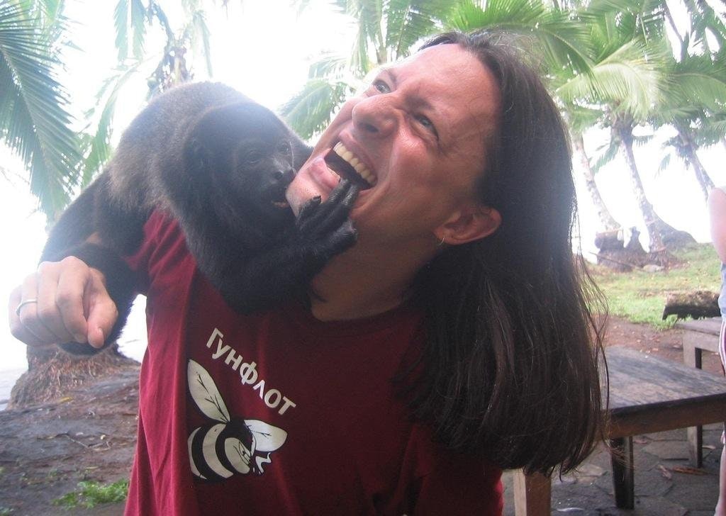 Atacat de o maimuta