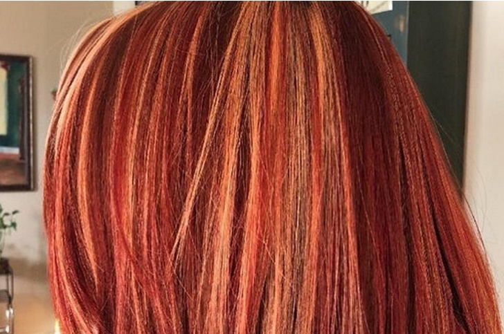 Si-a dorit un blond cu suvite satene, iar stilistul i-a facut parul roscat cu suvite blonde