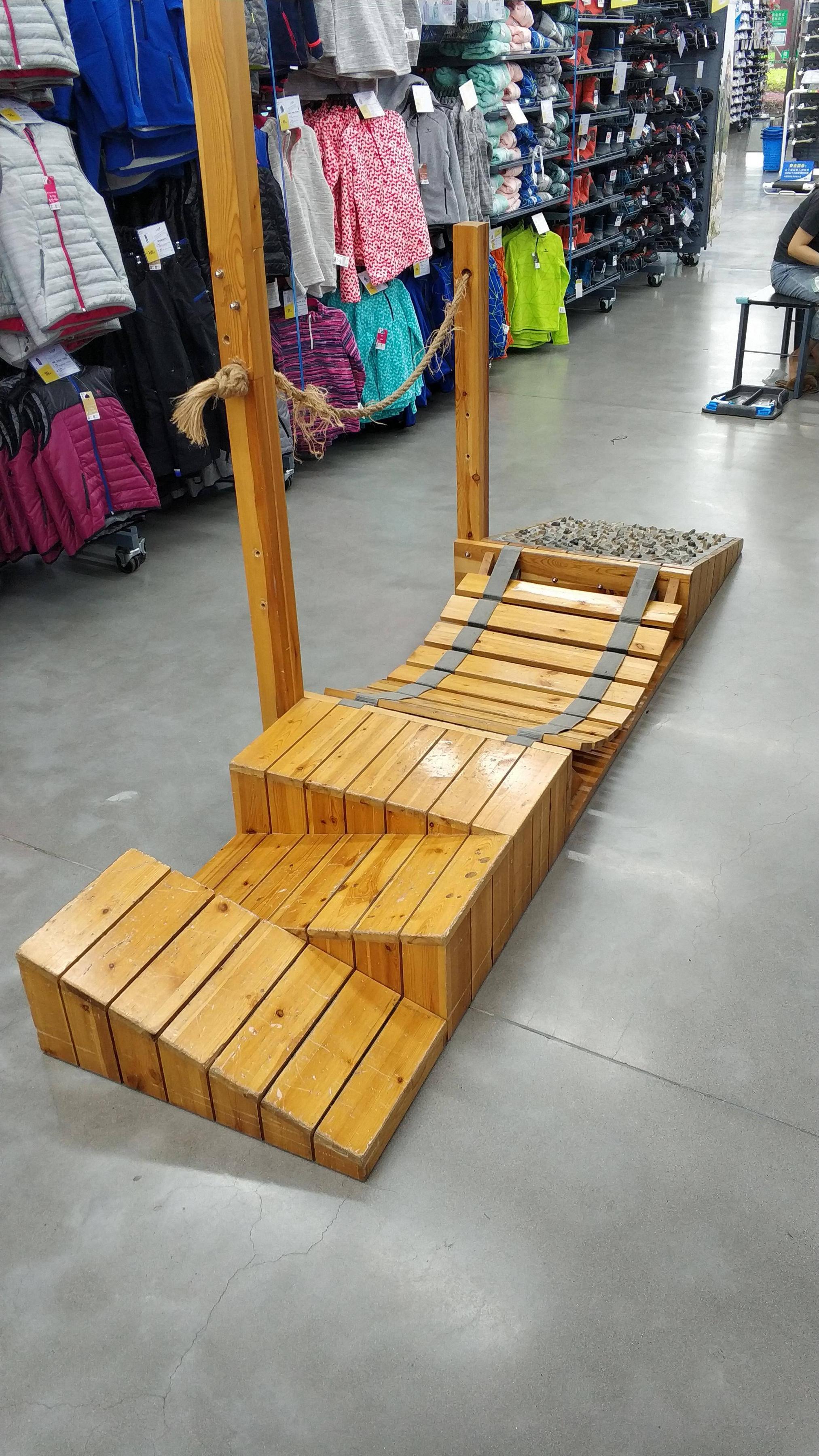 Acest magazin sportiv are un mini-teren cu obstacole pentru a-ti testa ghetele de drumetie