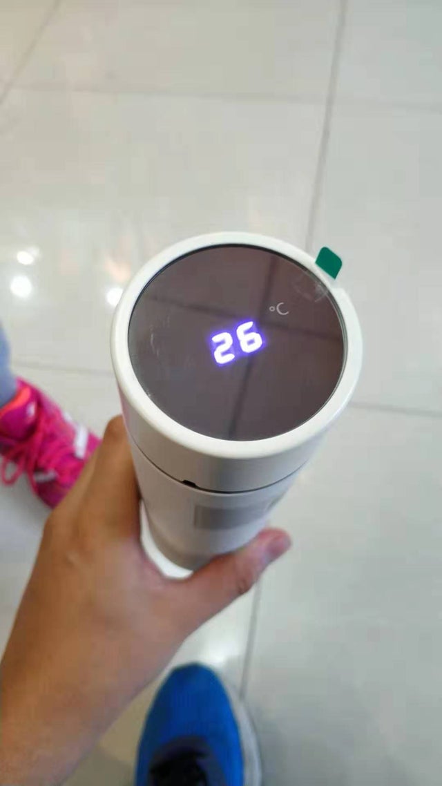 Un termos care afiseaza temperatura bauturii din interior