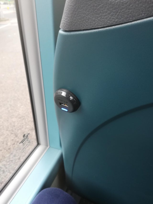 Un port USB pentru incarcarea telefonului, intr-un autobuz