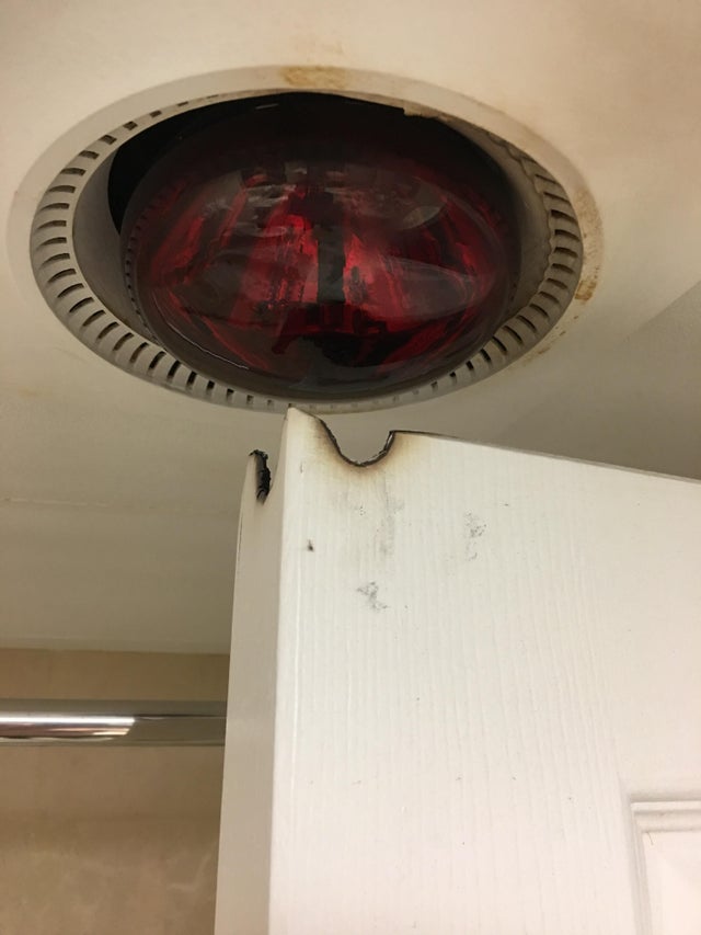 O lampa cu incalzire vs usa de la baia hotelului