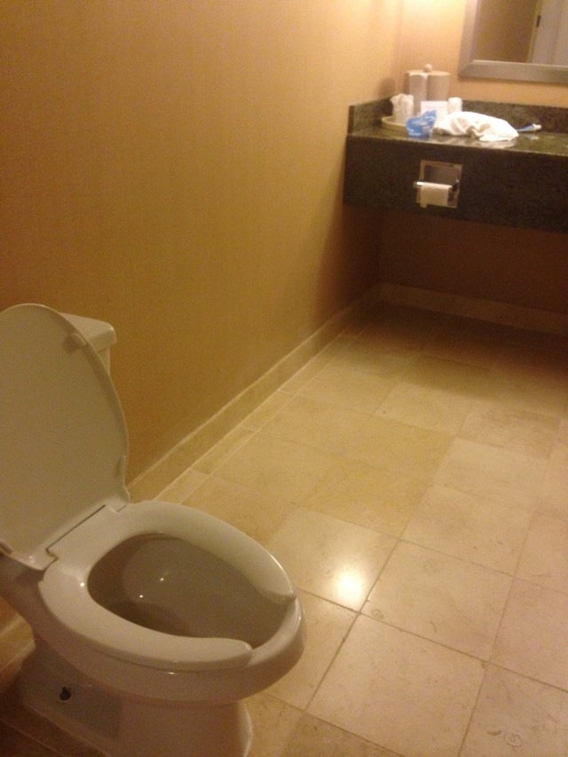Suportul hartiei igienice este mult prea departe de toaleta