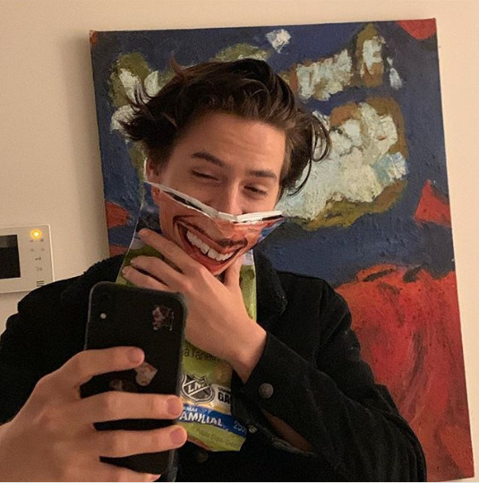 Cole Sprouse si zambetul de pe punga de chipsuri