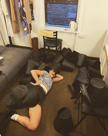 Tatiana Maslany stie sa se distreze chiar si cu un cos de gunoi... sau cu mai multe