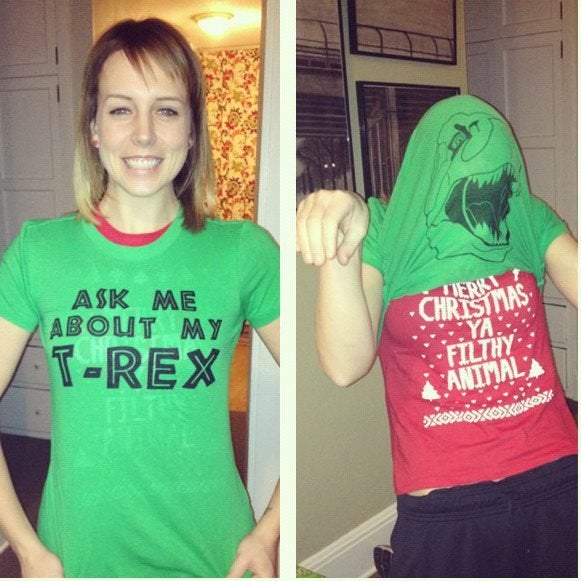 Un tricou cu T-Rex si o urare de Craciun