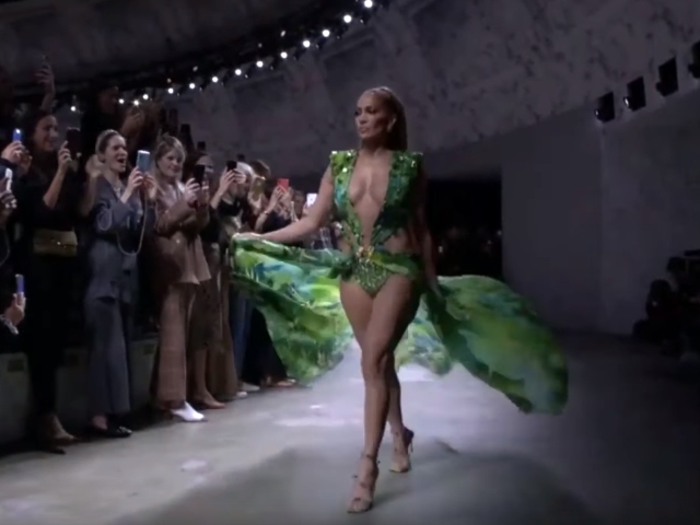 Jennifer Lopez, din nou in rochia verde