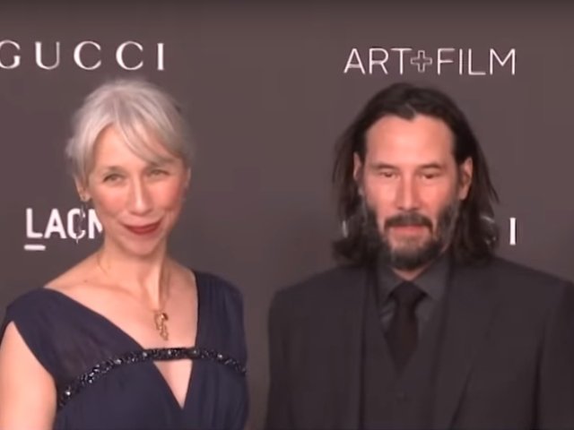 Keanu Reeves a adus o prietena pe covorul rosu