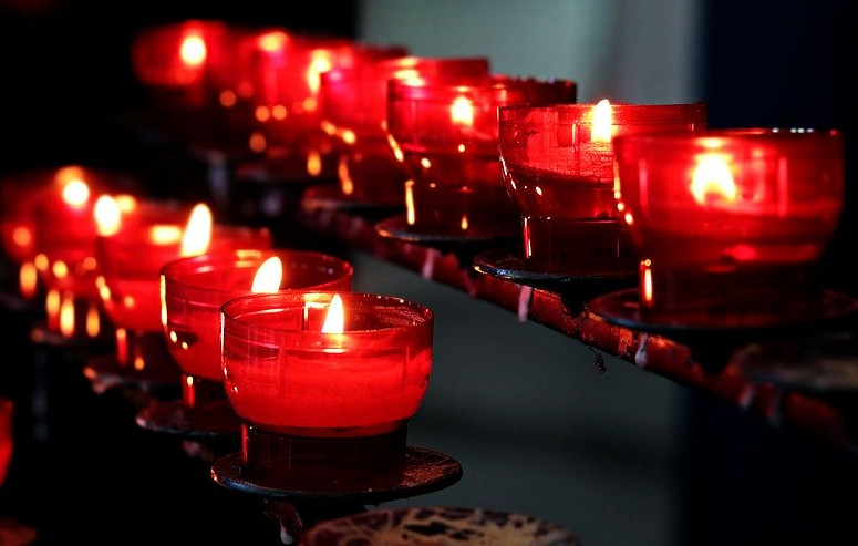 Se daruiesc candele sau icoane cu Sfantul Stefan