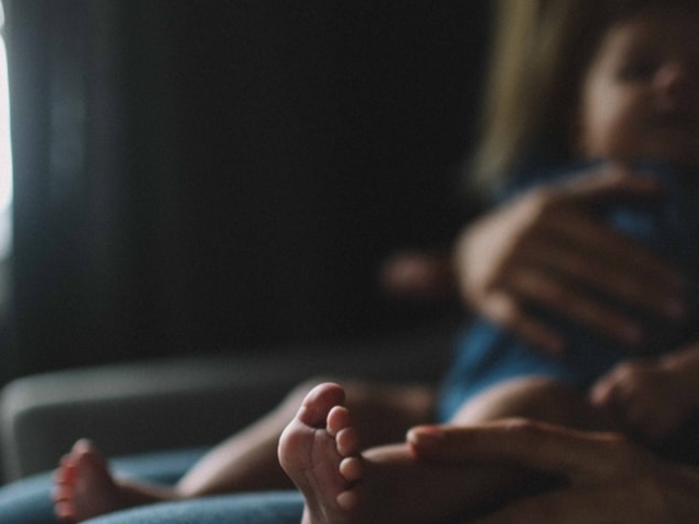 Prea iubitoare cu copilul? Asta il va face dependent