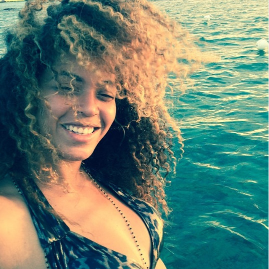 Beyoncé a trecut si ea prin multe schimbari cu parul sau, dar look-ul natural o prinde cel mai bine