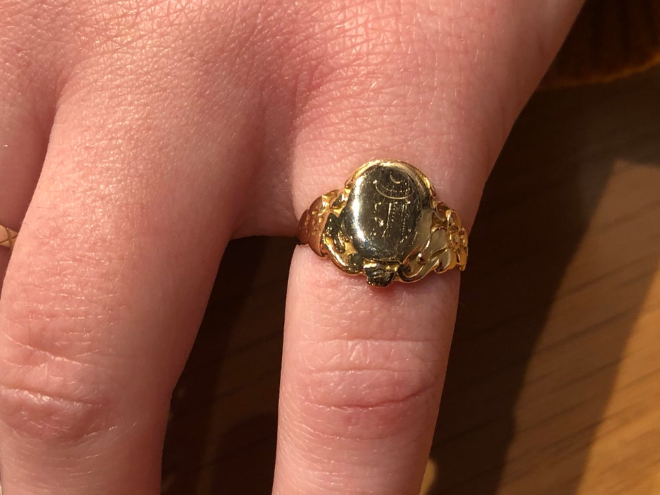 Acest inel a fost purtat pe degetul mic de generatii intregi. Se poate observa ca pe interior este tocit modelul
