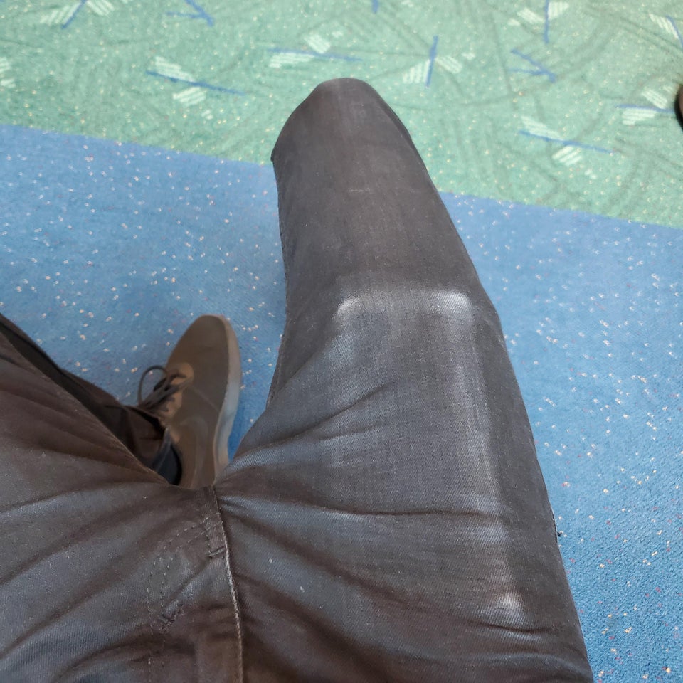 Isi tine mereu telefonul in buzunarul din dreapta al pantalonilor si... se observa