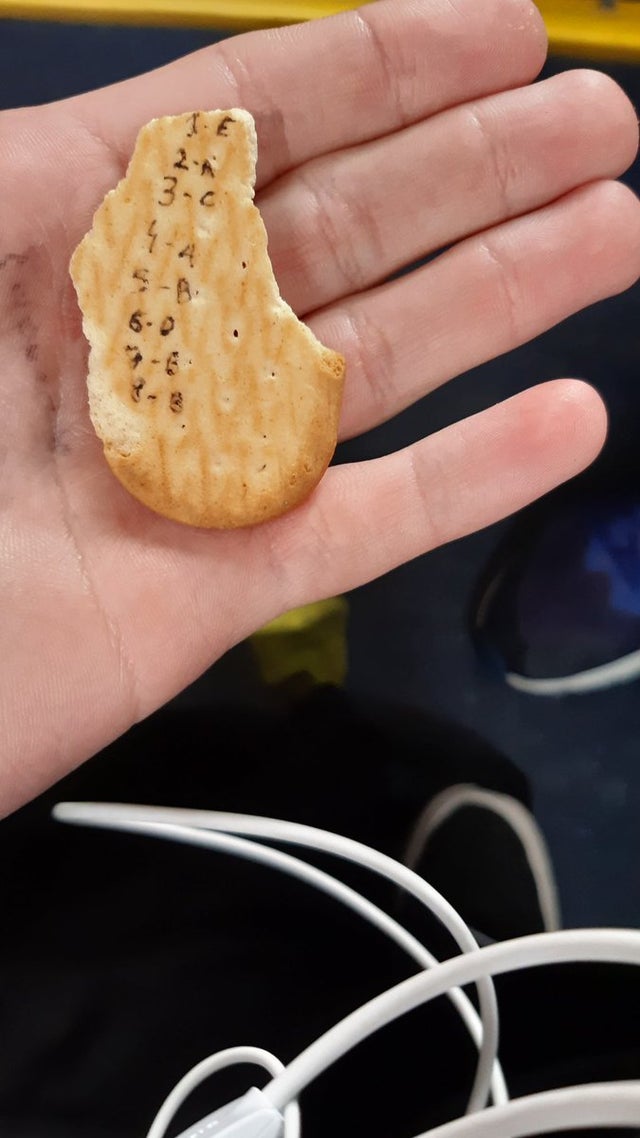 Si-a scris raspunsurile pentru test pe un biscuit