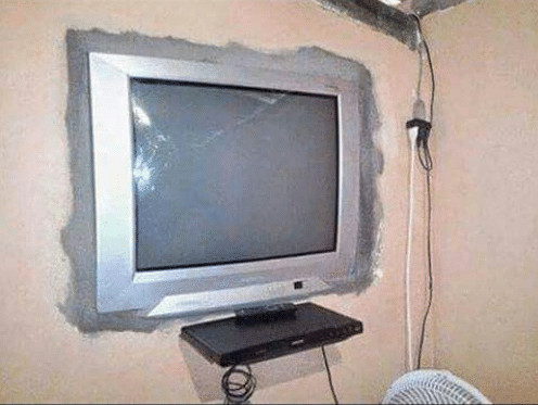 Cine are nevoie de televizor plat, cand poti zidi in perete televizorul vechi?