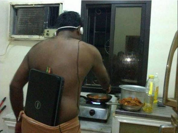 A vrut sa asculte muzica la casti, asa ca a luat laptopul cu el