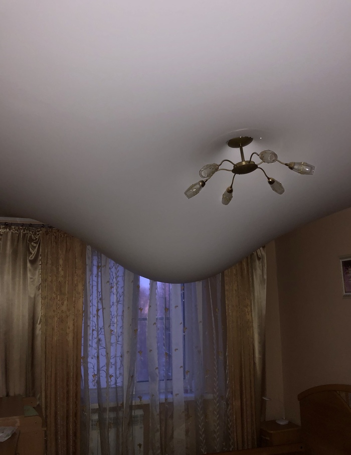 Nu se stie sigur ce a facut vecinul de sus incat sa arate tavanul asa...