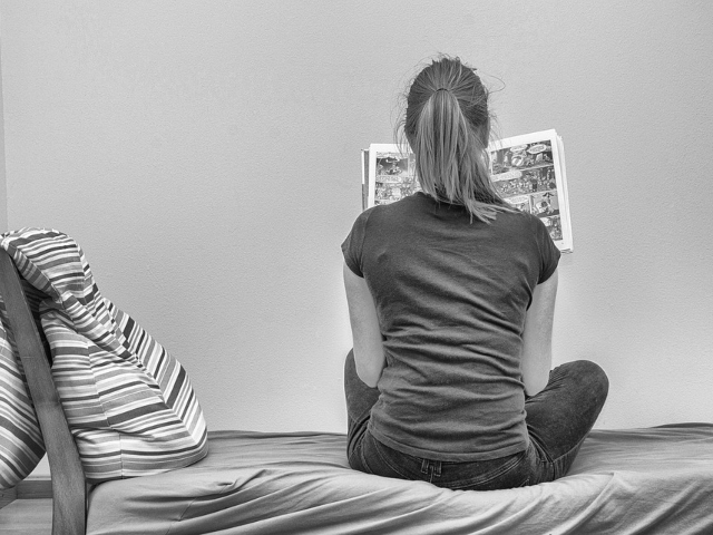 Daca citesti de la o distanta mai mica, este mai usor pentru ochi