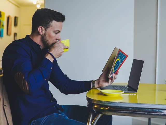 Poti citi mai multe carti