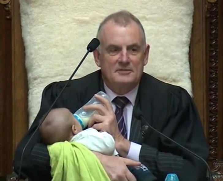 Un parlamentar si-a luat bebelusul cu el la munca, iar purtatorul de cuvant a avut grija de el in timpul sedintei