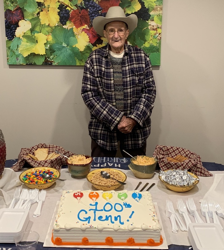 A implinit 100 de ani si este cel mai in varsta membru al familiei sale