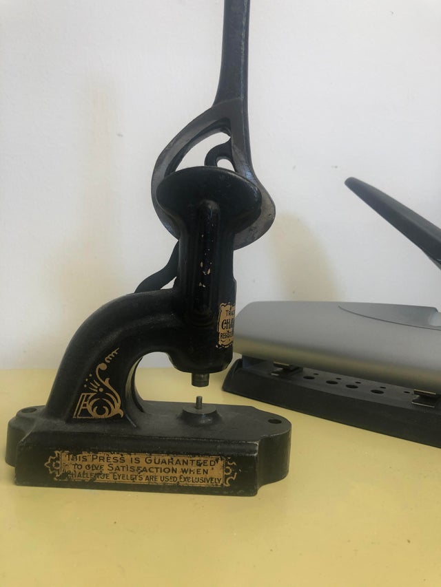 1. O masina pentru perforare in stare perfecta