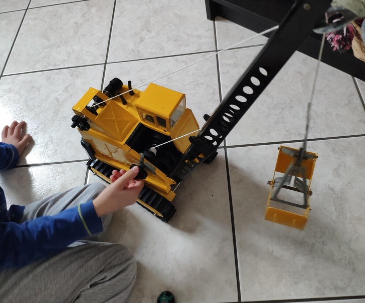 10. O masina de jucarie veche de 40 de ani