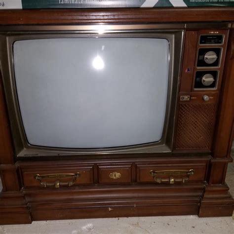 18. Televizor fabricat in anii 1970