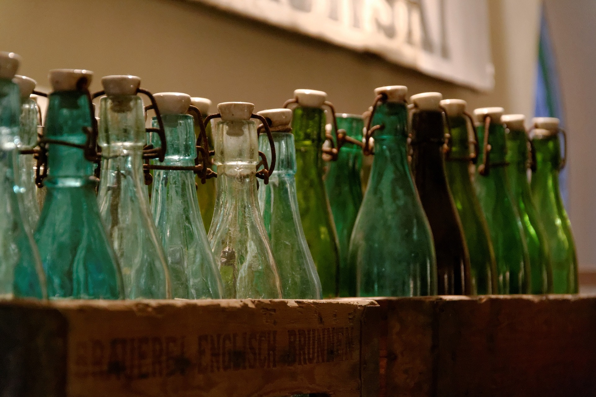 Sticle de alcool goale - decorațiuni depășite