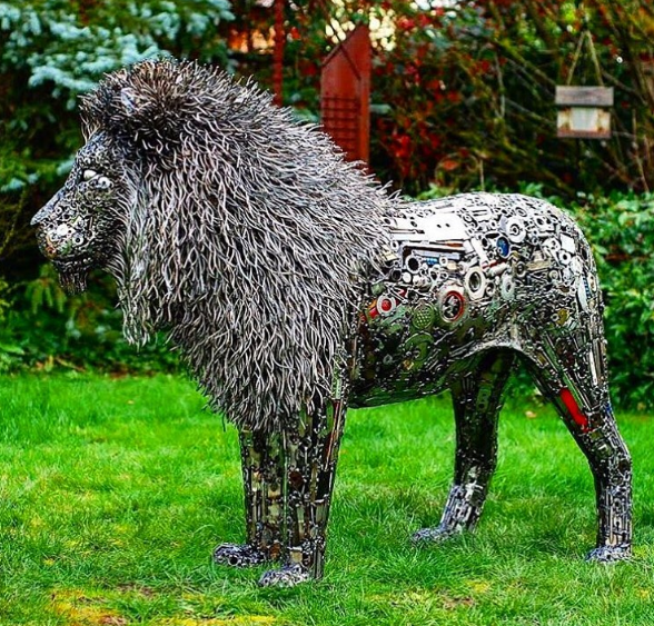 N-am fi putut ghici că acest leu este făcut din metal reciclat