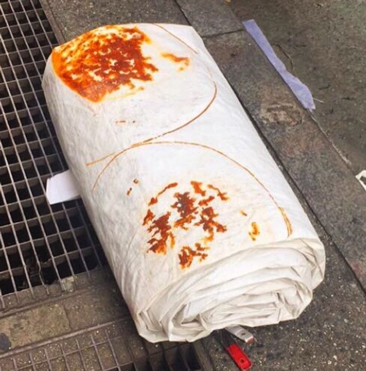 E o prelată pătată sau cel mai mare burrito din lume?