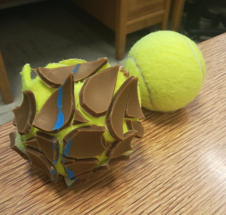 „Interiorul acestei mingi de tenis pare că e făcut din ciocolată”
