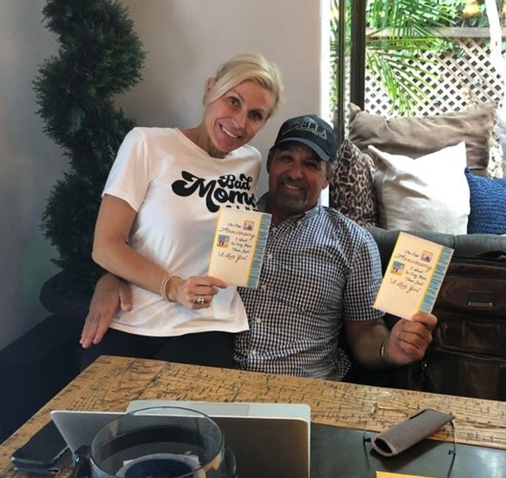 Este aniversarea lor de 21 de ani de căsătorie. Au reușit să își cumpere aceeași felicitare, din magazine diferite