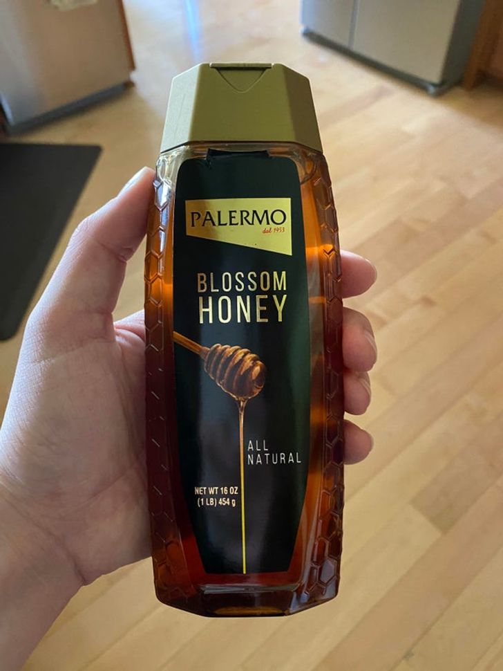 „În recipientul acesta este miere, dar arată ca o sticlă de șampon”