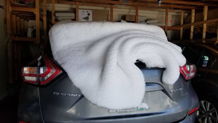 „Zăpada de pe mașina șoțului meu seamănă cu o pătură pusă la întămplare!”