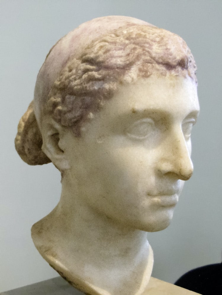 Cleopatra a fost măritată cu frații săi