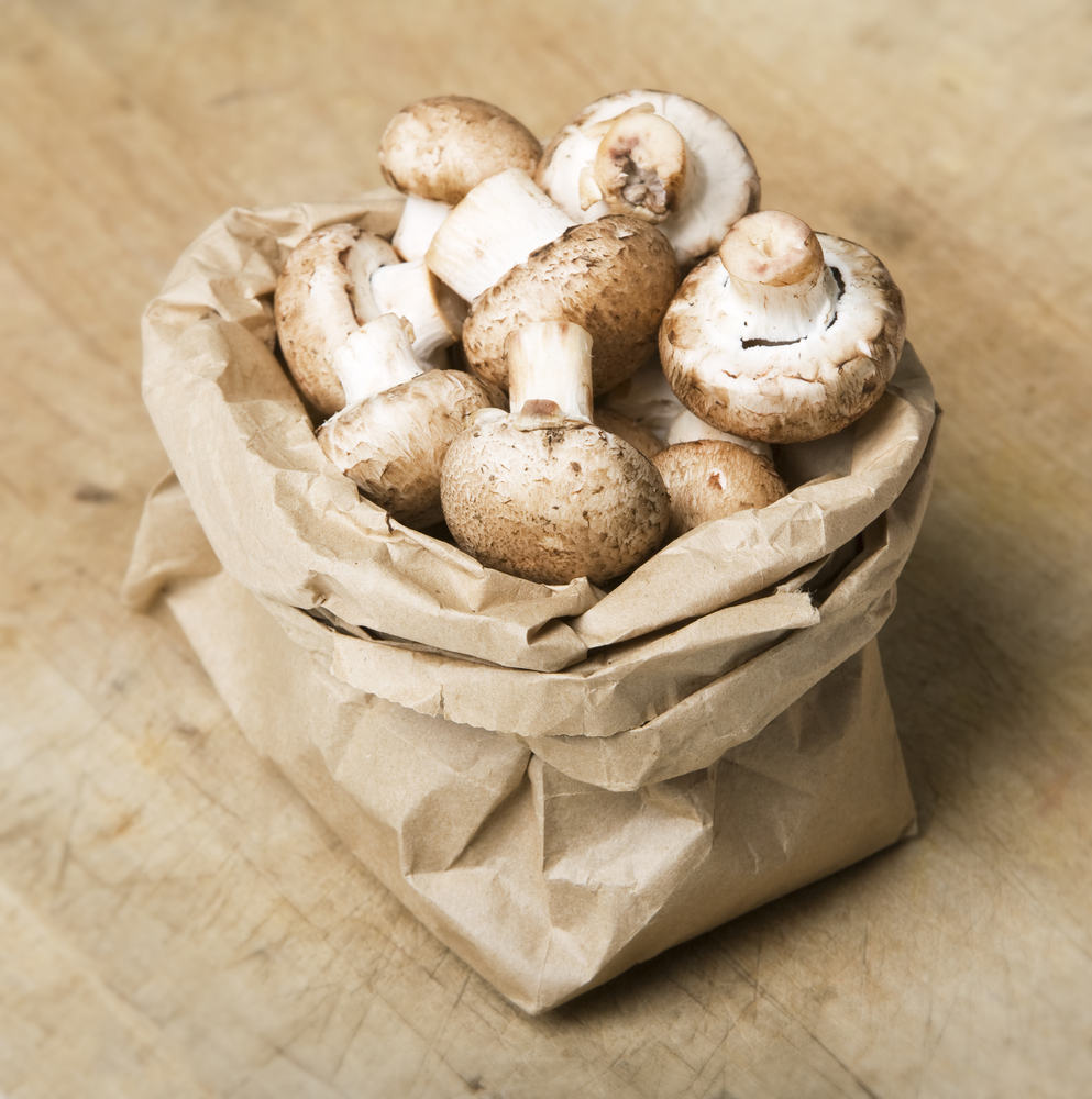 Puneți ciupercile (nespălate) într-o pungă de hârtie cu pătrunjel