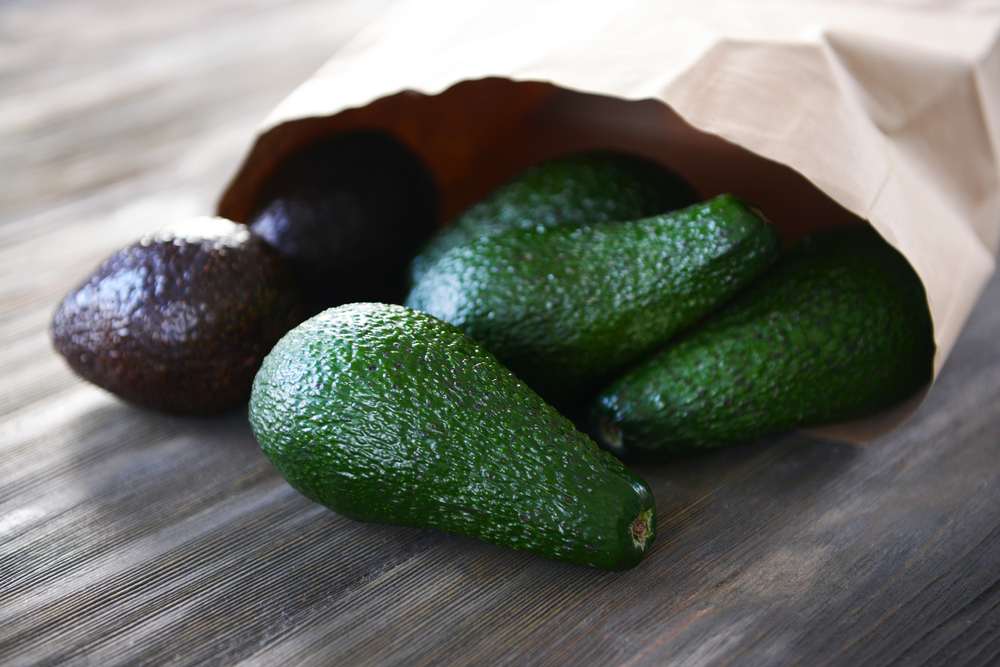 Dacă ai un avocado crud, pune-l într-o pungă de hârtie