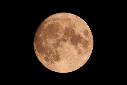 Ce planetă este numită și „Planeta roșie”?