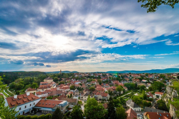 „Oraș mare, având un rol economic, social, politic și cultural însemnat”